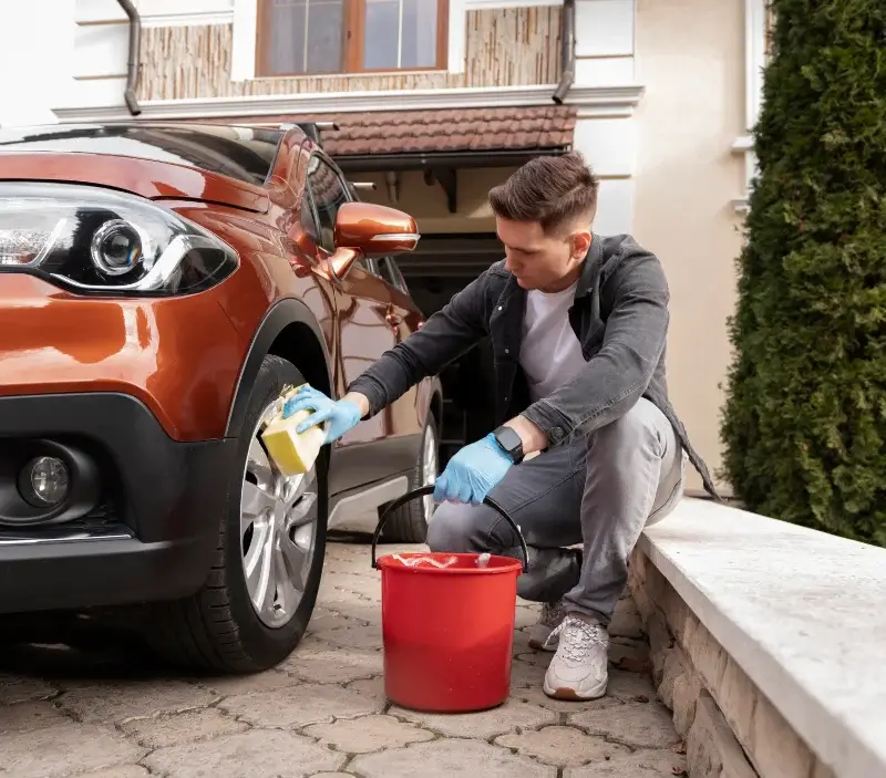 Lavage auto à domicile Ravenel : professionnel intervenant sur un véhicule